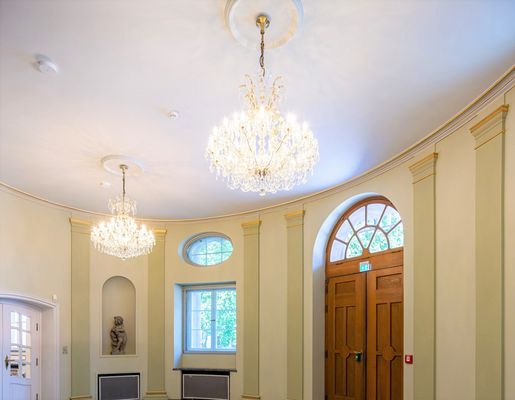2 restaurierte Kronleuchter lassen das Foyer im Ephraim Palais erstrahlen